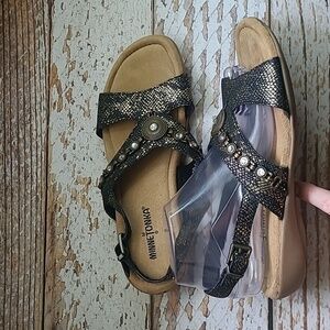 Minnetonka sz 9 wide black gold sandals